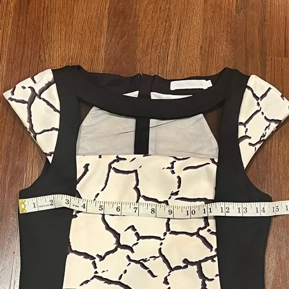 Anne Fontaine PENDA Cracked Print Blk and Wht Cap - Picture 6 of 10